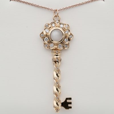 Vintage Key of Heart 2.50 Ct Moonstone 1.20 Ct Diamond 18 KT Pendant